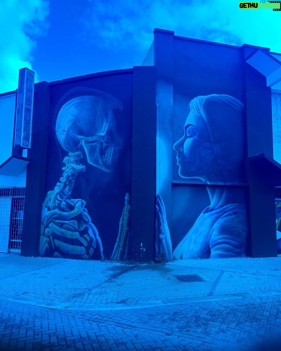 Jannik Schümann Instagram - In love with the innovative streetart by @insane51 🔵🔴 I highly recommend @arubamural to get an insight in the impeccable streetart in San Nicholas! Thanks for being the perfect tour guide, @jean_cherouny 💛 @arubatourism @arubatourismus #arubatoursim @arubaonehappyisland #insane51 San Nicolas, Aruba