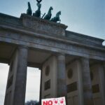 Jannik Schümann Instagram - #ZusammenGegenRechts Heute, vor 79 Jahren, wurde das Konzentrationslager Auschwitz befreit! In den letzten Wochen gingen Hunderttausende Menschen in Deutschland auf die Strasse, um gegen Rechtsextremismus und die AfD zu demonstrieren. Wir sind dafür verantwortlich, dass sich die deutsche Geschichte nicht wiederholt! #gegenrechts #gegenrassismus #gemeinsam