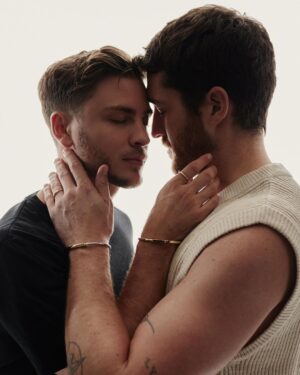 Jannik Schümann Instagram - locked together 🔒🤍

@felixkruck 
@tiffanyandco #TiffanyLock #TiffanyPartner

📷 @studio.maximilian.koenig
