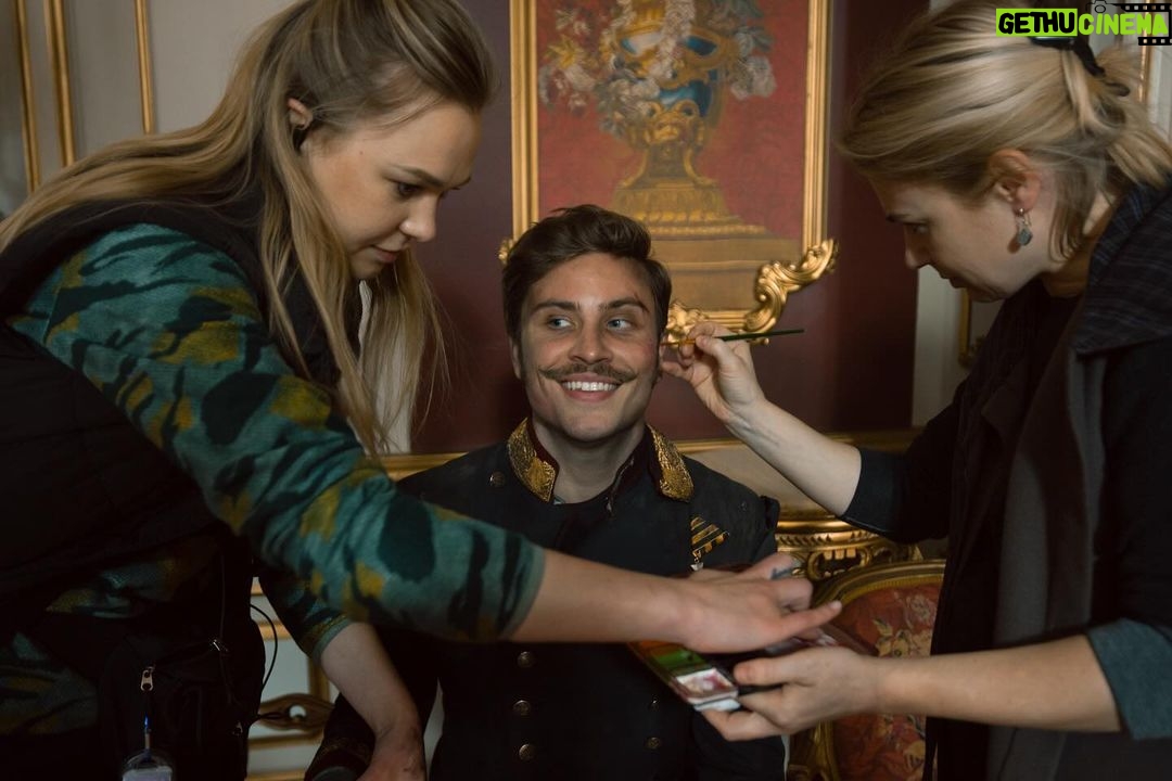 Jannik Schümann Instagram - getting ready with the help of my lovely make up girls @beata_art_wig_studio and @zozefine_