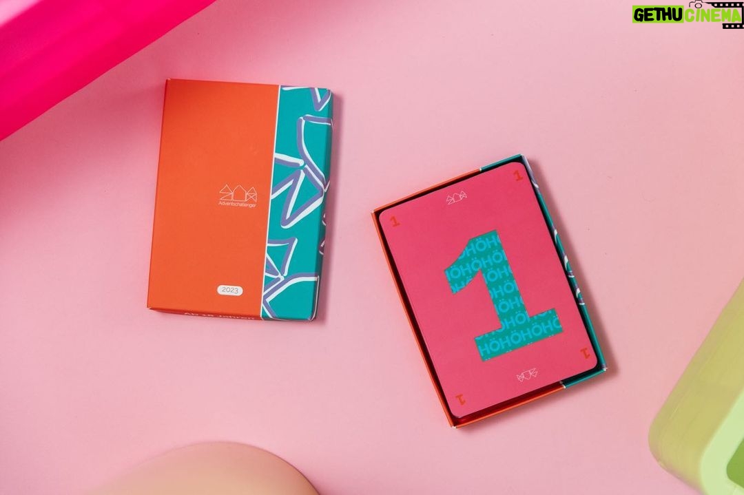 Jannik Schümann Instagram - Wir sind wieder da! Meine Freund:innen und ich haben auch dieses Jahr wieder den lustigsten, aufregendsten, schönsten und peinlichsten Adventskalender für euch- der @adventschallenger . 24 Challenges für 24 Tage im Dezember als Spiel für dich und deine Freund:innen! 🧡 Und dieses Jahr ganz neu: der klein & GROSS Challenger - der Challenger für die ganze Familie* (*whatever that means to you! ♥️🌈). Dieser Kalender steckt voller kleiner Abenteuer, die du im Kreise deiner Liebenden mit klein und gross meistern kannst! 24 lustige und aufregende Tage sind dabei vorprogrammiert! 🩵🥹 Ihr erhaltet die Adventskalender auf unserer Website www.adventschallenger24.de und nur solange der Vorrat reicht! Bis zum 15.10 bekommt ihr mit dem Code „EARLYBIRD“ einen Rabatt von 10% 🎁 Wir freuen uns schon darauf, euch als Teil unserer Adventschallenger-Community begrüßen zu dürfen! @adventschallenger #höhöhö #hihihi #xmas #liebe #adventschallenger #fun