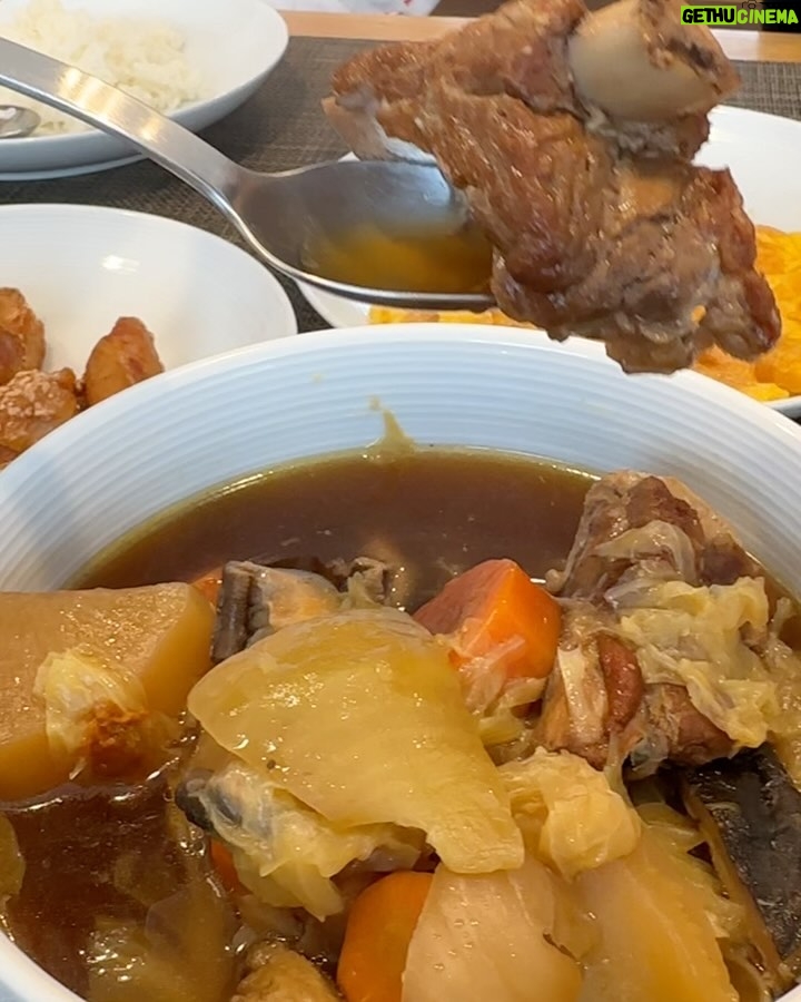 Jarinporn Joonkiat Instagram - เมื่อเพื่อนร่วมทริป Niseko ของคุณ รักอาหารไทยเป็นที่สุด ไม่กินปลาดิบถึง 2คน และ มี skill แม่บ้านสูง / สาบานว่าไปเที่ยวญี่ปุ่นมา จริงๆ