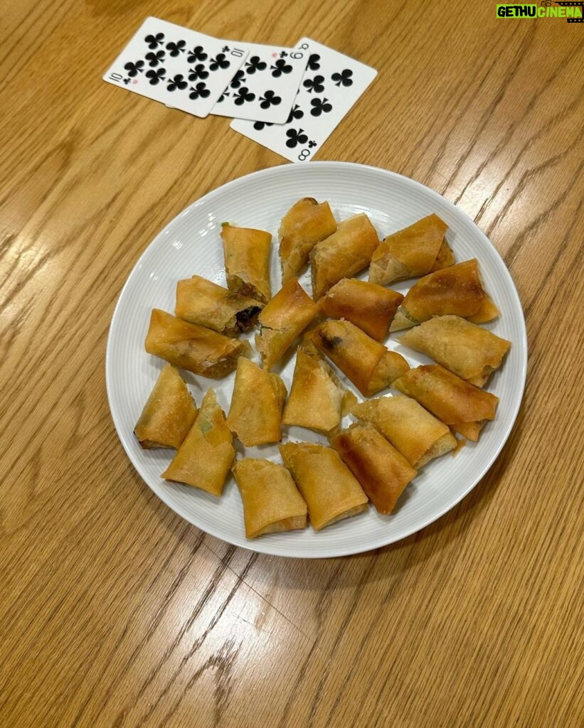 Jarinporn Joonkiat Instagram - เมื่อเพื่อนร่วมทริป Niseko ของคุณ รักอาหารไทยเป็นที่สุด ไม่กินปลาดิบถึง 2คน และ มี skill แม่บ้านสูง / สาบานว่าไปเที่ยวญี่ปุ่นมา จริงๆ
