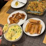 Jarinporn Joonkiat Instagram - เมื่อเพื่อนร่วมทริป Niseko ของคุณ รักอาหารไทยเป็นที่สุด ไม่กินปลาดิบถึง 2คน และ มี skill แม่บ้านสูง / สาบานว่าไปเที่ยวญี่ปุ่นมา จริงๆ