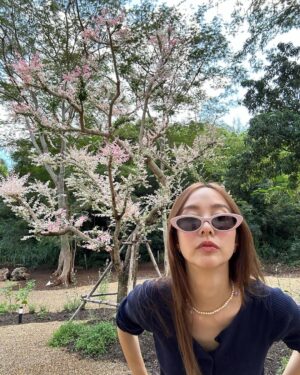 Jarinporn Joonkiat Instagram - 🌸 มีแต่คนถามถึงต้นไม้ต้นนี้ คุณเค้าคือ ‘มะขามเทศด่าง’ ค่ะ 💘 Thank you so so much to p @wit_littletree for the beautiful garden na kaa ☺️ @baan.429