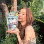 Jarinporn Joonkiat Instagram - 💘☺️ ตื่นเต้นกับเต้ยที! กรุงเทพบานสะพรั่งแล้ว 🌸 วันนี้เต้ยมีแคมเปญดีๆจาก #ดาวน์นี่กลิ่นหอมแดดและสวนดอกไม้ มาบอกต่อ 🌸 เพราะเราทุกคนควรเข้าถึงพื้นที่สีเขียวได้อย่างง่ายดาย พื้นที่ที่ทำให้เราได้ผ่อนคลาย ได้เติมพลังความสดชื่น ได้กลับมาเบ่งบานอีกครั้ง แต่ตอนนี้พื้นที่เหล่านั้นอาจจะยังไม่เพียงพอสำหรับทุกคน ดาวน์นี่จึงขออาสามอบพื้นที่เบ่งบานนั้นให้กับทุกคน 💐 โดยทุกคนสามารถไปรับ Blooming Bomb หรือเมล็ดดอกไม้พร้อมปลูก เพื่อนำไปสร้างพื้นที่เบ่งบานของตัวเองได้ ในวันที่ 6-7 พ.ย. ณ สกายวอล์คช่องนนทรี! 🌷 แถมเรายังสามารถช่วยกันปักหมุดโลเคชั่นที่เราปลูกเมล็ดดอกไม้ไว้ และติดตามการเบ่งบานทั่วทั้งกรุงเทพได้ด้วยผ่าน www.DownyBloomingBangkok.com 👉🏻🌸 หรือสามารถติดตามรายละเอียดเพิ่มเติมในเฟสบุ๊ค #DownyThailand ได้เลย! มาร่วมเติมเต็มพื้นที่เพื่อความเบ่งบานให้ทั่วกรุงไปพร้อมกับเต้ยนะคะ #BloomingBangkok #บานสะพรั่งทั่วกรุง