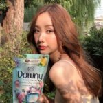 Jarinporn Joonkiat Instagram - 💘☺️ ตื่นเต้นกับเต้ยที! กรุงเทพบานสะพรั่งแล้ว 🌸 วันนี้เต้ยมีแคมเปญดีๆจาก #ดาวน์นี่กลิ่นหอมแดดและสวนดอกไม้ มาบอกต่อ 🌸 เพราะเราทุกคนควรเข้าถึงพื้นที่สีเขียวได้อย่างง่ายดาย พื้นที่ที่ทำให้เราได้ผ่อนคลาย ได้เติมพลังความสดชื่น ได้กลับมาเบ่งบานอีกครั้ง แต่ตอนนี้พื้นที่เหล่านั้นอาจจะยังไม่เพียงพอสำหรับทุกคน ดาวน์นี่จึงขออาสามอบพื้นที่เบ่งบานนั้นให้กับทุกคน 💐 โดยทุกคนสามารถไปรับ Blooming Bomb หรือเมล็ดดอกไม้พร้อมปลูก เพื่อนำไปสร้างพื้นที่เบ่งบานของตัวเองได้ ในวันที่ 6-7 พ.ย. ณ สกายวอล์คช่องนนทรี! 🌷 แถมเรายังสามารถช่วยกันปักหมุดโลเคชั่นที่เราปลูกเมล็ดดอกไม้ไว้ และติดตามการเบ่งบานทั่วทั้งกรุงเทพได้ด้วยผ่าน www.DownyBloomingBangkok.com 👉🏻🌸 หรือสามารถติดตามรายละเอียดเพิ่มเติมในเฟสบุ๊ค #DownyThailand ได้เลย! มาร่วมเติมเต็มพื้นที่เพื่อความเบ่งบานให้ทั่วกรุงไปพร้อมกับเต้ยนะคะ #BloomingBangkok #บานสะพรั่งทั่วกรุง