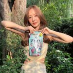 Jarinporn Joonkiat Instagram - 💘☺️ ตื่นเต้นกับเต้ยที! กรุงเทพบานสะพรั่งแล้ว 🌸 วันนี้เต้ยมีแคมเปญดีๆจาก #ดาวน์นี่กลิ่นหอมแดดและสวนดอกไม้ มาบอกต่อ 🌸 เพราะเราทุกคนควรเข้าถึงพื้นที่สีเขียวได้อย่างง่ายดาย พื้นที่ที่ทำให้เราได้ผ่อนคลาย ได้เติมพลังความสดชื่น ได้กลับมาเบ่งบานอีกครั้ง แต่ตอนนี้พื้นที่เหล่านั้นอาจจะยังไม่เพียงพอสำหรับทุกคน ดาวน์นี่จึงขออาสามอบพื้นที่เบ่งบานนั้นให้กับทุกคน 💐 โดยทุกคนสามารถไปรับ Blooming Bomb หรือเมล็ดดอกไม้พร้อมปลูก เพื่อนำไปสร้างพื้นที่เบ่งบานของตัวเองได้ ในวันที่ 6-7 พ.ย. ณ สกายวอล์คช่องนนทรี! 🌷 แถมเรายังสามารถช่วยกันปักหมุดโลเคชั่นที่เราปลูกเมล็ดดอกไม้ไว้ และติดตามการเบ่งบานทั่วทั้งกรุงเทพได้ด้วยผ่าน www.DownyBloomingBangkok.com 👉🏻🌸 หรือสามารถติดตามรายละเอียดเพิ่มเติมในเฟสบุ๊ค #DownyThailand ได้เลย! มาร่วมเติมเต็มพื้นที่เพื่อความเบ่งบานให้ทั่วกรุงไปพร้อมกับเต้ยนะคะ #BloomingBangkok #บานสะพรั่งทั่วกรุง