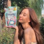 Jarinporn Joonkiat Instagram - 💘☺️ ตื่นเต้นกับเต้ยที! กรุงเทพบานสะพรั่งแล้ว 🌸 วันนี้เต้ยมีแคมเปญดีๆจาก #ดาวน์นี่กลิ่นหอมแดดและสวนดอกไม้ มาบอกต่อ 🌸 เพราะเราทุกคนควรเข้าถึงพื้นที่สีเขียวได้อย่างง่ายดาย พื้นที่ที่ทำให้เราได้ผ่อนคลาย ได้เติมพลังความสดชื่น ได้กลับมาเบ่งบานอีกครั้ง แต่ตอนนี้พื้นที่เหล่านั้นอาจจะยังไม่เพียงพอสำหรับทุกคน ดาวน์นี่จึงขออาสามอบพื้นที่เบ่งบานนั้นให้กับทุกคน 💐 โดยทุกคนสามารถไปรับ Blooming Bomb หรือเมล็ดดอกไม้พร้อมปลูก เพื่อนำไปสร้างพื้นที่เบ่งบานของตัวเองได้ ในวันที่ 6-7 พ.ย. ณ สกายวอล์คช่องนนทรี! 🌷 แถมเรายังสามารถช่วยกันปักหมุดโลเคชั่นที่เราปลูกเมล็ดดอกไม้ไว้ และติดตามการเบ่งบานทั่วทั้งกรุงเทพได้ด้วยผ่าน www.DownyBloomingBangkok.com 👉🏻🌸 หรือสามารถติดตามรายละเอียดเพิ่มเติมในเฟสบุ๊ค #DownyThailand ได้เลย! มาร่วมเติมเต็มพื้นที่เพื่อความเบ่งบานให้ทั่วกรุงไปพร้อมกับเต้ยนะคะ #BloomingBangkok #บานสะพรั่งทั่วกรุง