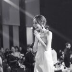 Jarinporn Joonkiat Instagram - ขอบคุณ HOWE นะคะ สำหรับรางวัล ‘Popular Actress Award’ สิ่งที่ทำให้เต้ยดีใจที่สุดคือรางวัลนี้เป็นรางวัลที่ได้จากการโหวตด้วย ขอบคุณแฟนๆทุกคนที่โหวตให้จากใจเลยค่ะ I would like to thank all my fans out there for the support. You are amazing ♥️ ขอบคุณพลังความใจดีของเจ้า #มาตาลดา ด้วยน้า เพราะเธอเลยเราถึงได้รางวัลนี้ 💘 ขอบคุณ @maker_family และช่อง 3 อีกครั้งนะคะ ที่ให้โอกาสเต้ยได้เป็นมาตาลดา 😁 และ ขอบคุณตัวเองด้วย เจ้าเต้ย เจ้าเก่งมาก ที่มุ่งมั่นตั้งใจทำงานมาตลอด ไม่ล้มเลิกความพยายาม ตบบ่าตัวเอง 3 ที 🙈😆 ขอบคุณกำลังใจ support จากทุกๆคนรอบข้างทั้งใกล้ๆและไกลๆด้วยนะคะ สิ่งนึงที่ได้เรียนรู้ก็คือ แต่ละคนมี timing เป็นของตัวเองนะ ความสำเร็จอาจจะยังมาไม่ถึงเราเร็วอย่างใจ แต่ถ้าเราไม่ล้มเลิกความตั้งใจ ทำตัวเองให้ดี พัฒนาตัวเองไปเรื่อยๆ ยังไงมันจะมีวันของมันที่มาถึงเราแน่ๆ เต้ยขอเป็นกำลังใจให้ทุกคนด้วยนะ Enjoy with your own speed นะคะ ยิ้มกว้างแบบมาตาให้ 1 ทีค่ะ 😁🫶🏻