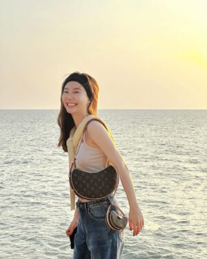 Jarinporn Joonkiat Instagram - 🌞🥐 Spreading all my sunset here! With my #LVcroissant hehe