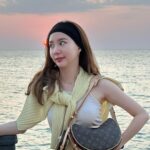 Jarinporn Joonkiat Instagram - 🌞🥐 Spreading all my sunset here! With my #LVcroissant hehe