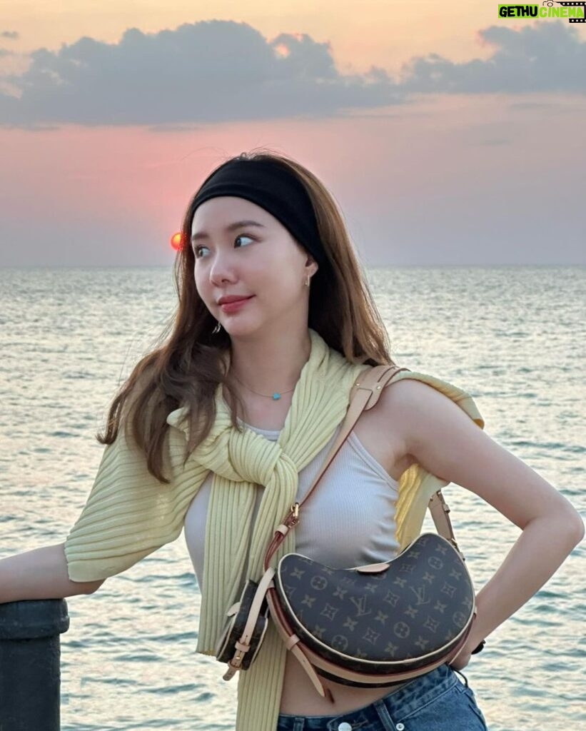 Jarinporn Joonkiat Instagram - 🌞🥐 Spreading all my sunset here! With my #LVcroissant hehe