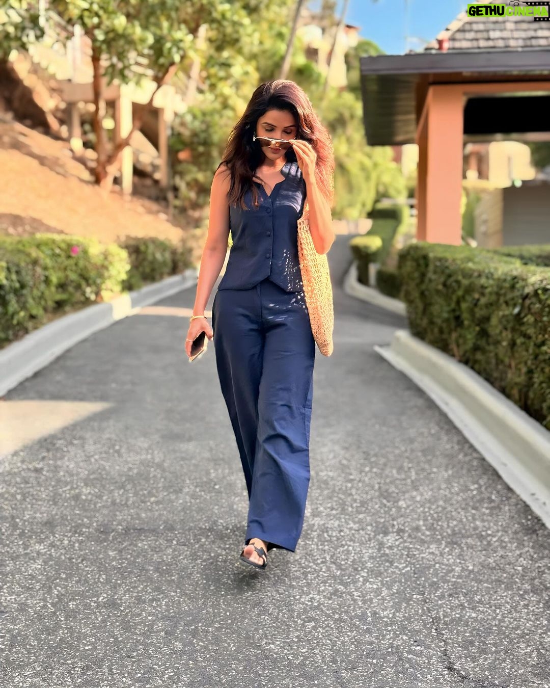 Jasmin Bhasin Instagram - Somewhere in paradise 🏖️ Wearing easy breezy linen coord set from my favourite 🤩 @dripdome.store
