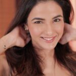 Jasmin Bhasin Instagram – It is a task to deal with dandruff and especially in winters! That’s why I use @lovebeautyandplanet_in Tea  Tree Oil Range- Scalp Serum & Scalp Scrub

The Serum has Rosemary extracts that helps prevent fungal growth and the Scrub has Walnut Shell that  removes dead cells! Both contains Tea Tree that is natural antibacterial and Peppermint Oil that acts as a cooling agent leaving your scalp refreshed and irritation free.

Try out this range today!

#AD #LoveBeautyAndPlanet #TeaTreeOil #AntiDandruff
#TeaTreeScalpRange #ScalpScrub #ScalpExfoliation #ScalpDetox #ClearScalp
#ScalpSerum