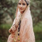 Jasmin Bhasin Instagram – I feel mein apni his sabse badi fan hoon🤪🧿
I love myself too much 🧡

#lovethoughself
