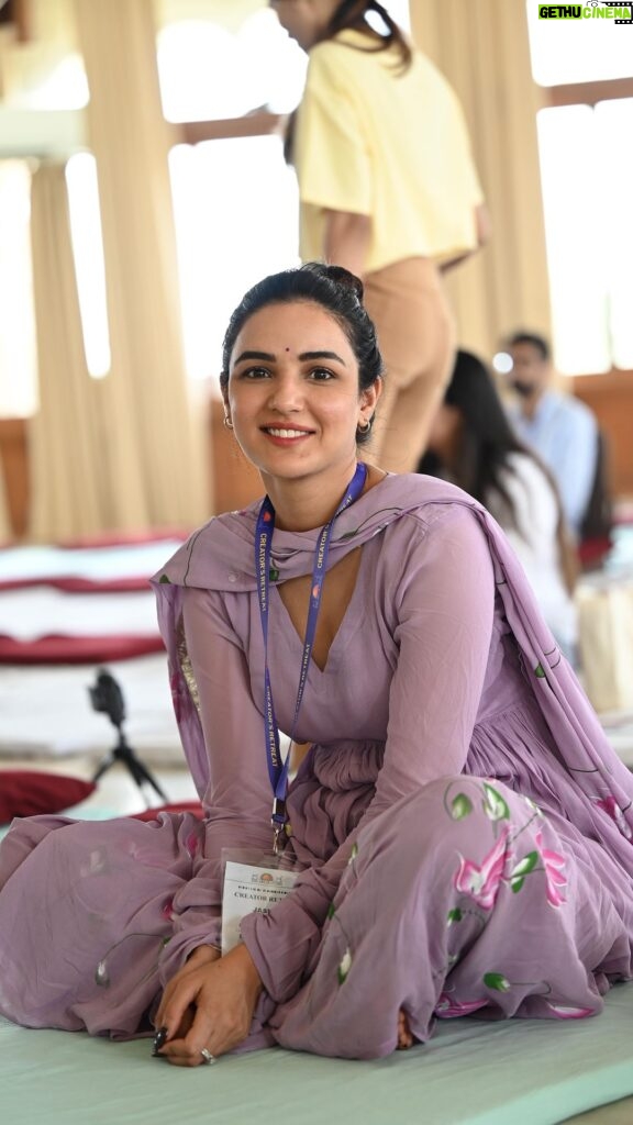 Jasmin Bhasin Instagram - With year coming to an end , these three days that I spent at @artofliving will be one the most beautiful and cherished times. I wish had been there before and experienced magic of mediation. It’s a path that leads you to so much fulfilliment and calmness. Can’t wait to go again❤️ Thank you so much @artofliving @srisriravishankar and all of you beautiful people who made it possible !!