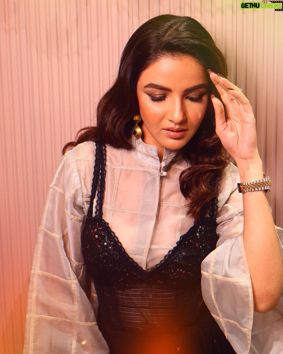 Jasmin Bhasin Instagram - An evening with @geetanjalisalon Styled by @stylingbyvictor @sohail__mughal___ Outfit @supriamunjalatelier Makeup @kashish_art Hair @krishna.hairstylist Jewels @rubans.in