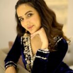 Jasmin Bhasin Instagram – Tikkha mera nakk jiwein talkwar 🗡️

Styled by @khwaish_mehta 
Outfit – @shevone.chd
Jewellery- @the_kizals 
Makeup @kashish_art 
Hair @krishna.hairstylist 
Shot by @daasfilms 

#reels #reelsinstagram