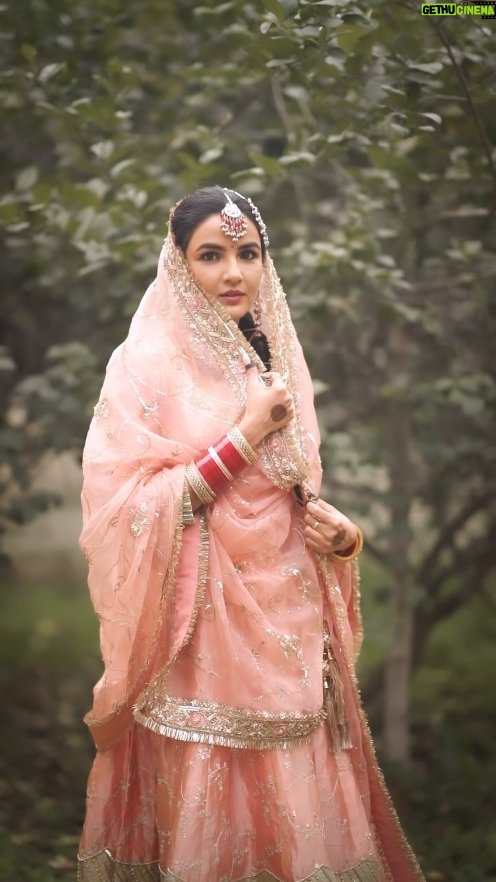 Jasmin Bhasin Instagram - My obsession with this song and this look 🧡🩷 Outfit specially customised and made within 24hours by @the_rosegirl (big big thank you ❤️) Makeup @kashish_art Hair @krishna.hairstylist Shot by @daasfilms