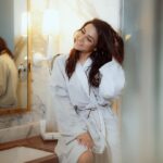 Jasmin Bhasin Instagram – Steamy showers and daydreams🦄🌈

📷 @daasfilms 
#nomakeup #glowup