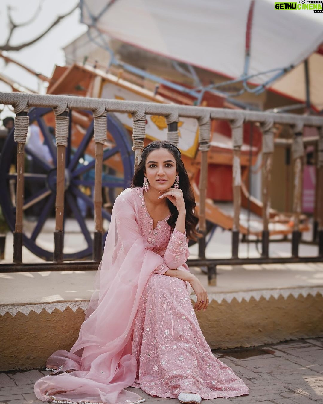 Jasmin Bhasin Instagram - 2days to go #warning2 🤞🧿 Styled by @khwaish_mehta Outfit @the_rosegirl (my all time favourite) Makeup @kashish_art Hair @krishna.hairstylist Jewels @the_kizals Footwear @jaavisaindia