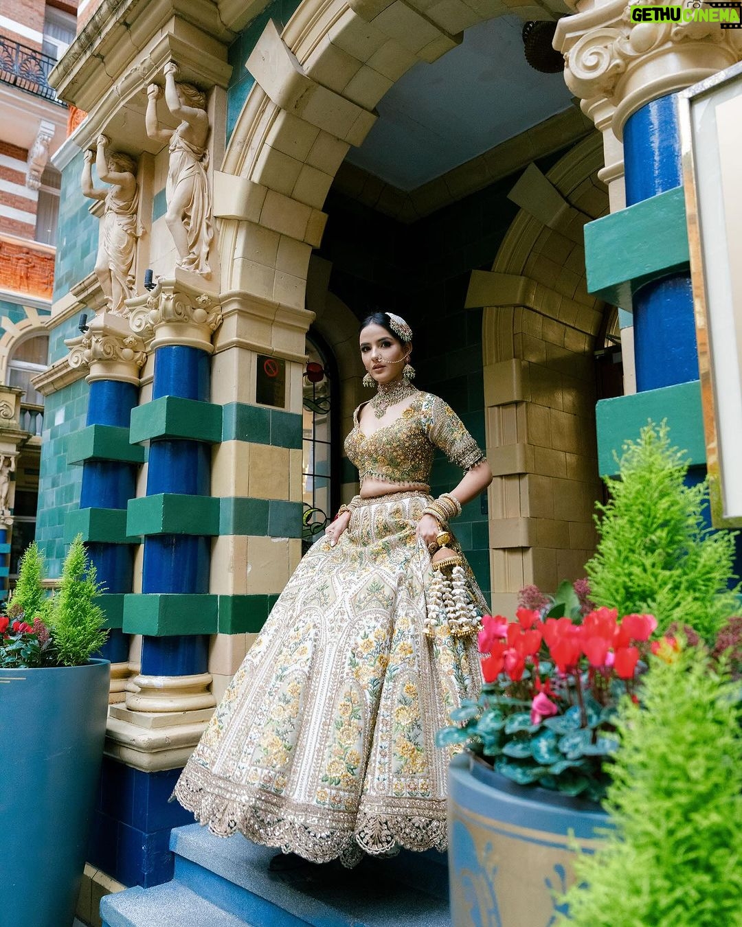 Jasmin Bhasin Instagram - 𝐉𝐀𝐒𝐌𝐈𝐍 𝐁𝐇𝐀𝐒𝐈𝐍 𝐗 𝐌𝐎𝐍𝐆𝐀𝐒 Muse @jasminbhasin2806 Outfit @mongasuk Hair & MU @anjanasahota Jewellery @thejewellerytrunk_ Videographer @r.shnks Photography @mohsinaliphotography Creative Direction & styling @anishavasanicreates TikTok & Marketing @boldmarketingg Venue @taj51bg