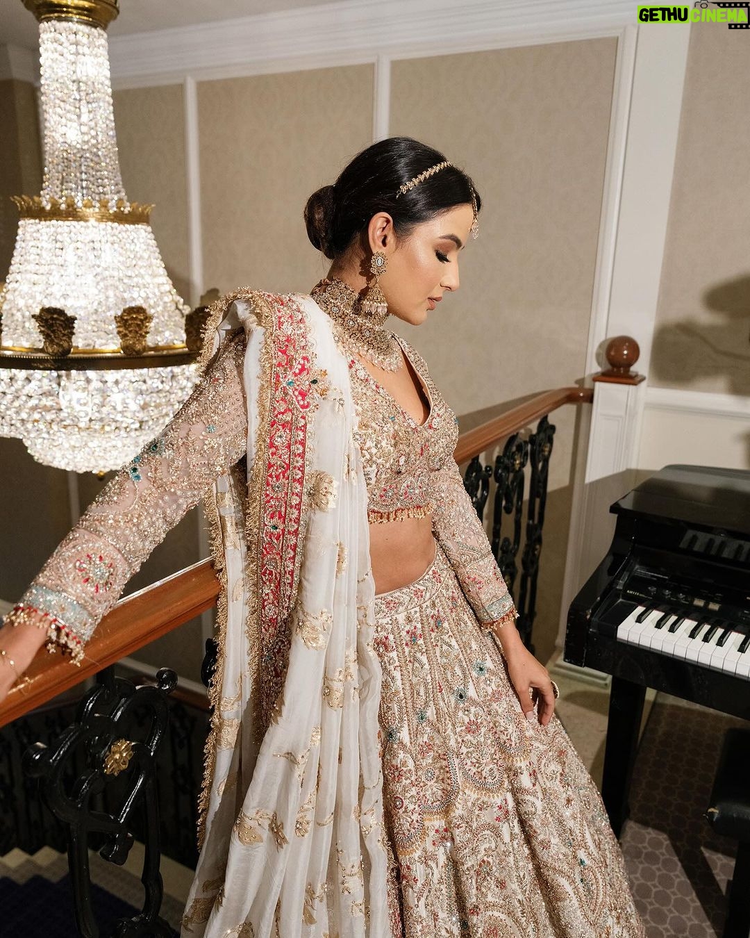 Jasmin Bhasin Instagram - 𝐉𝐀𝐒𝐌𝐈𝐍 𝐁𝐇𝐀𝐒𝐈𝐍 𝐗 𝐌𝐎𝐍𝐆𝐀𝐒 Muse @jasminbhasin2806 Outfit @mongasuk Hair & MU @anjanasahota Jewellery @thejewellerytrunk_ Videographer @r.shnks Photography @mohsinaliphotography Creative Direction & styling @anishavasanicreates TikTok & Marketing @boldmarketingg Venue @taj51bg