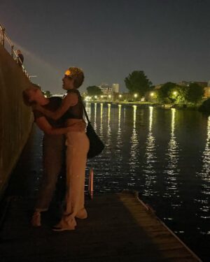 Jasmin Savoy Brown Instagram - J’étudie les bisous français. 
♥️