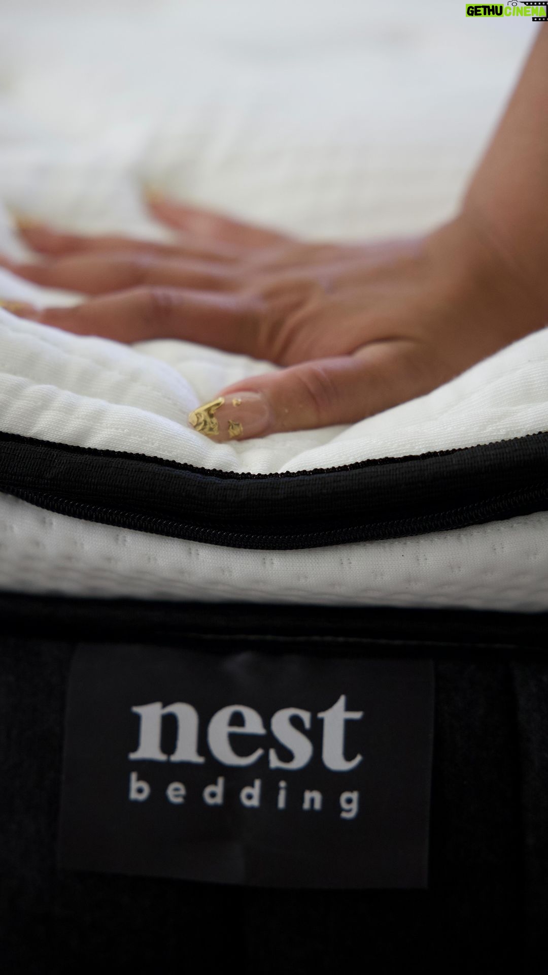 Jasmine Davis Instagram - Look the back ain’t backing like it used to😭 Hubby and I decided had to throw away our old mattress and go on the hunt for a sustainable + quality mattress to accommodate BOTH of our sleeping a preferences. @nestbeddingorganics stole our heart and we were even able to customize our sleeping preferences. I’ll just say the past 2 weeks have been the best sleep we’ve had in a very long time and I’ve been late to workouts every morning. Even if you’re questioning it, they have a 365 night sleep trial so you can see for yourself 🫶🏼 #NestBeddingPartner #nestbedding #viewfromnest