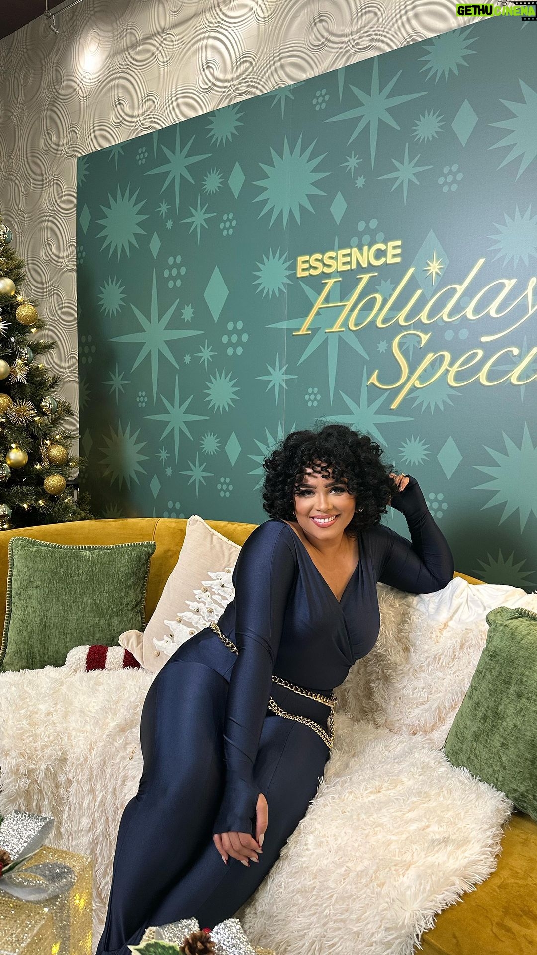 Jasmine Davis Instagram - I typically go with all red outfits or green outfits for the holidays but I couldn’t pass on this navy blue set ⚓️ Comment “LINK” for the outfit deets✨#gdwm #midsizefallfashion #midsizestyle #curvyfashion #curvystyle #holidayoutfits #midsize Atlanta, Georgia