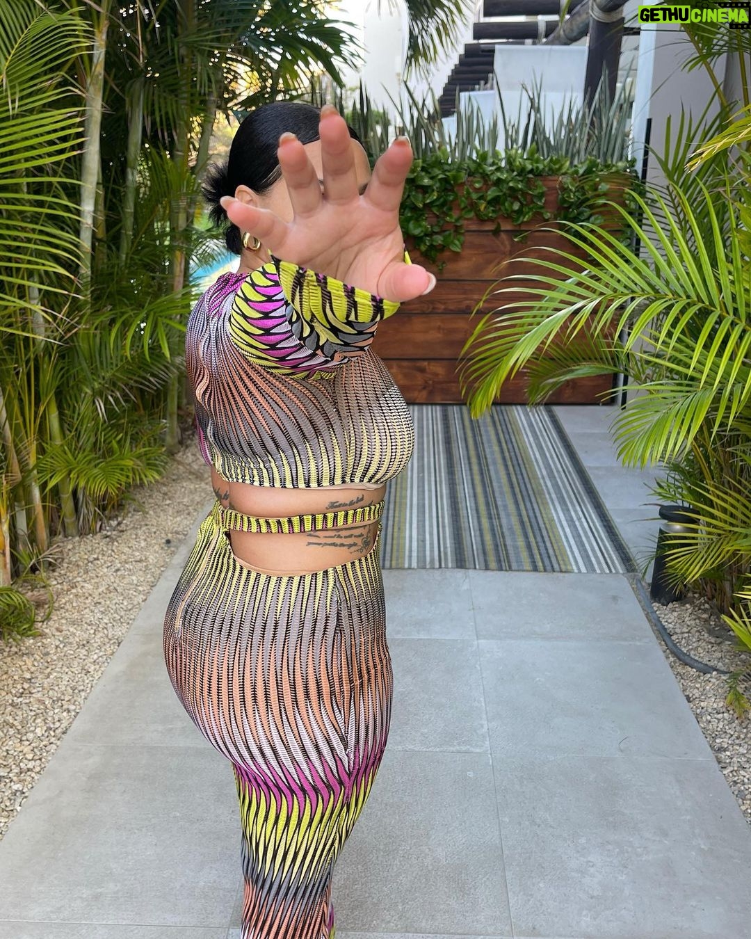 Jasmine Davis Instagram - counting down to my next trip in 2 weeks 🌴 Los Cabos, Mèxico