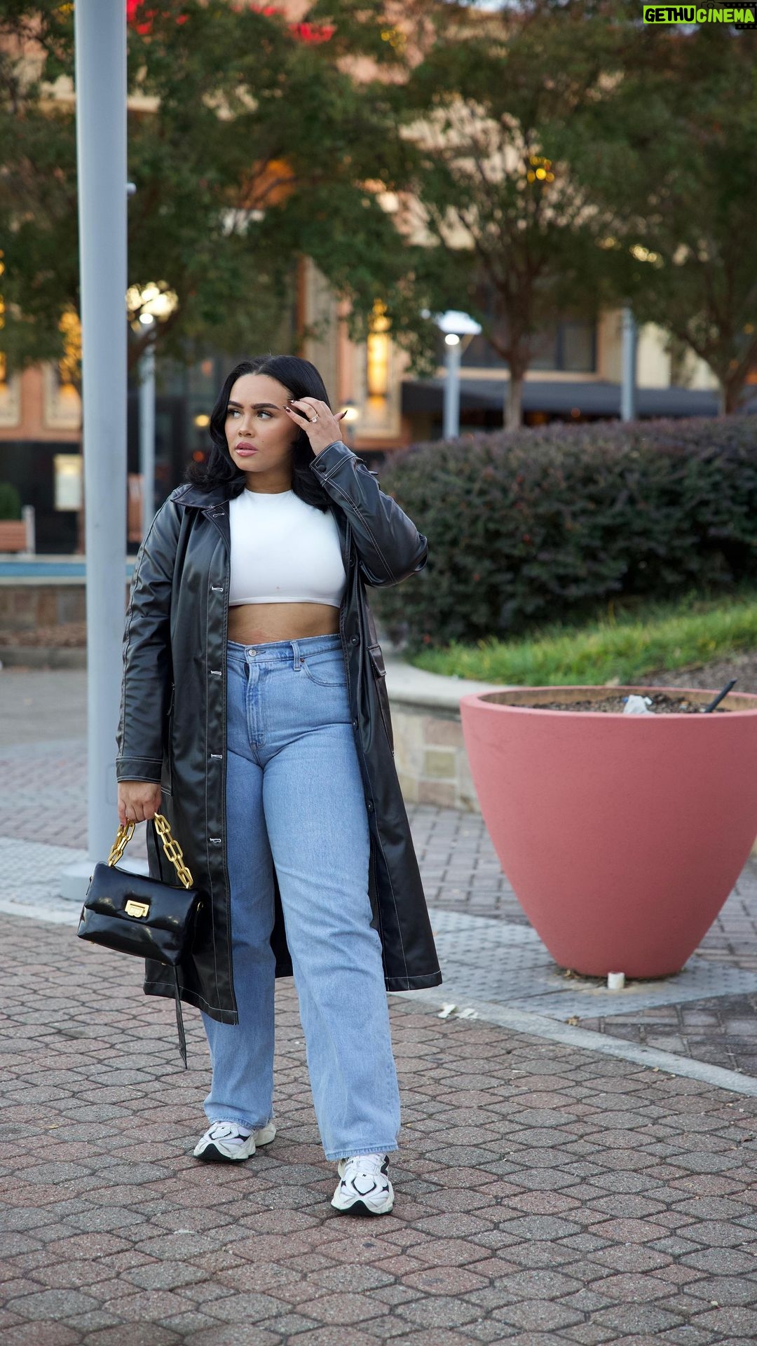 Jasmine Davis Instagram - Trench SZN w/ @fashionnovacurve #fashionnovapartner 🖤