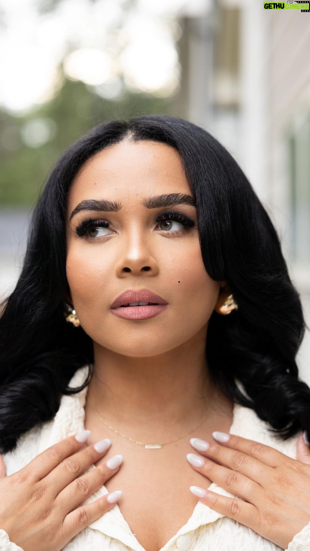 Jasmine Davis Instagram - #ad As each year passes, I miss my dad more and more. Especially around our shared birthday. I wanted to find a timeless piece that holds more than just beauty, but a daily reminder of the memories we shared. Now, he is forever close to my heart, thanks to @shanecompany . Keeping his spirit alive + taking him with me wherever I go, no matter what’s happening in my life so he will forever shine in my heart. You can share your own special memories that make you feel Made to Shine on ShaneCo.com for a chance to win $1,000. #ShaneCo #MadeToShine #MadeToShineRealStories