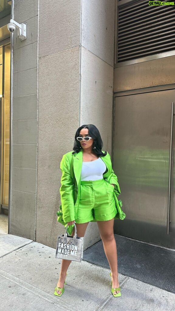 Jasmine Davis Instagram - honestly, they had me at 3d flowers💚 outfit: linked in stories 🫶🏼 #grwm #getdressedwithme #fashionstyle #blazer #zarawoman #pradasunglasses #fashioninspo New York, New York