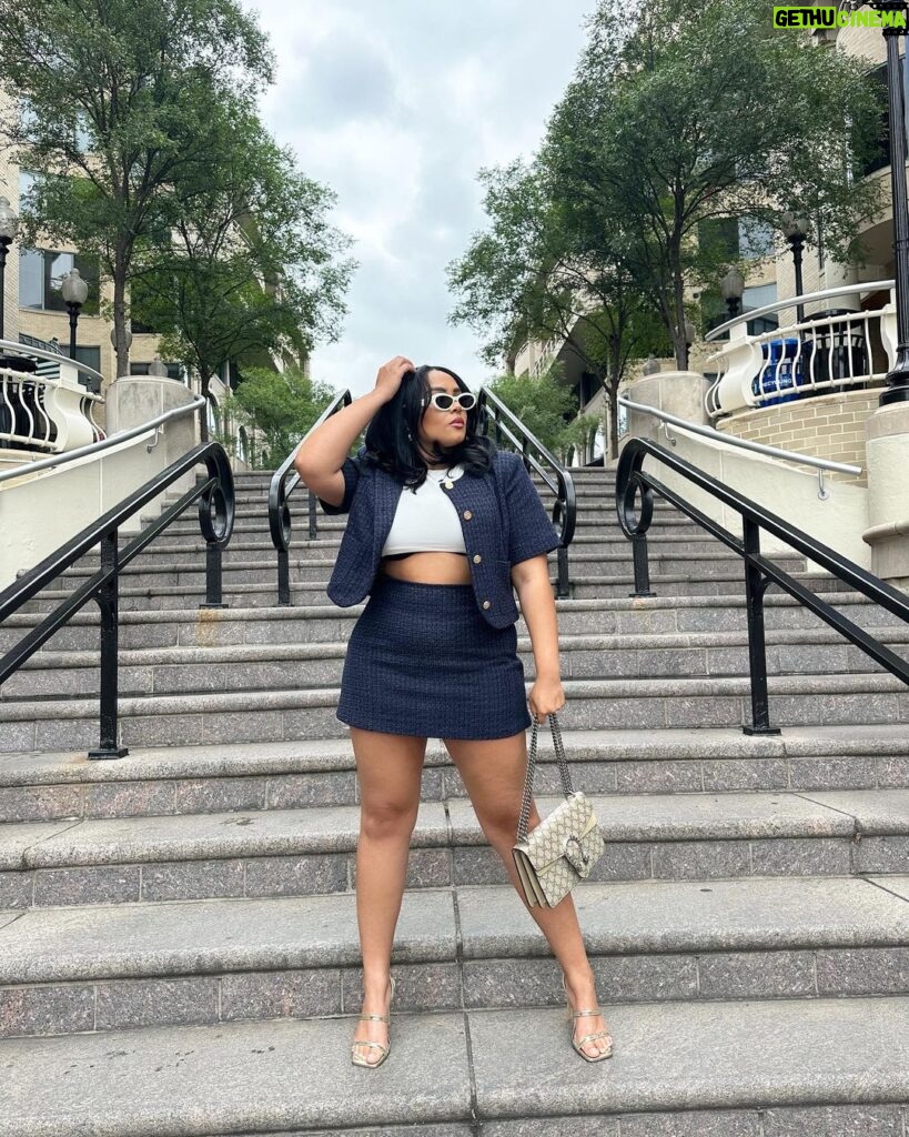 Jasmine Davis Instagram - rarely seen, but always noticed 🖤 set: @abercrombie #AbercrombiePartner #FitCheck Georgetown Waterfront