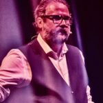 Jason Chicandier Instagram - Ce spectacle vise à réunir les hommes et les femmes. De la sincérité, de l’écoute, de l’humour et évidemment de l’autodérision ! On a des petites teubs courtes, des p’tites teubs bourgeoises, des petites teubs chabroliennes, à la fraîche. On ne fait jamais de mal à personne. Moi les femmes décident de tout chez moi. J’ai toujours été entouré par des femmes et elles m’ont toujours tout apporté. En fait, au fond, on s’aime bien quand même ! Bises mes Señoritas. Et merci pour vos nombreux messages suite à « La 9ème vie du chat ». Ça me touche ! Des embrassados par millions.