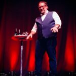 Jason Chicandier Instagram - Voilà elle est là ma place. Pour une fois j’ai l’impression de ne pas me trahir. Je suis fier de ce nouveau spectacle et fier qu’il plaise aussi aux dames. Je grandis avec vous mes Superbes et ça fait un bien fou ! La 9ème vie du chat 🐈 a un avenir radieux ! Maintenant vacances ! Le chat va se lécher les coussinettes !
