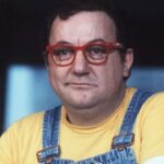 Jason Chicandier Instagram - Coluche, évidemment ! Mais… L’autre jour Gérard Lanvin (que j’adore au demeurant) dit un truc genre « Cette génération c’est de la merde, Coluche, reviens ! ». Honnêtement les générations n’ont rien à voir avec ça, c’est simplement l’outil ! S’il y avait eu les réseaux sociaux à l’époque, Coluche se serait filmé le ionf avec une perche à selfie, comme les autres ! Fin XIXeme quand l’automobile est apparue, les gens étaient debiles et ils écrasaient tout le monde ! Puis 20 ans plus tard est apparu le code de la route et la génération d’après était beaucoup plus sage et empathique ! Voilà c’est une question d’outil ! Le womanizer par exemple évite de nombreux pervers narcissiques et YouPorn de nombreuses dégénérées qui n’en veulent qu’à ton pognon ! D’ailleurs quand on définit les époques depuis l’homme de cro-magnon à aujourd’hui, on précise toujours que ce qui a tout modifié, c’est l’outil !