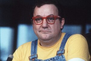 Jason Chicandier Instagram - Coluche, évidemment ! Mais…

L’autre jour Gérard Lanvin (que j’adore au demeurant) dit un truc genre « Cette génération c’est de la merde, Coluche, reviens ! ». Honnêtement les générations n’ont rien à voir avec ça, c’est simplement l’outil ! S’il y avait eu les réseaux sociaux à l’époque, Coluche se serait filmé le ionf avec une perche à selfie, comme les autres ! Fin XIXeme quand l’automobile est apparue, les gens étaient debiles et ils écrasaient tout le monde ! Puis 20 ans plus tard est apparu le code de la route et la génération d’après était beaucoup plus sage et empathique ! Voilà c’est une question d’outil ! Le womanizer par exemple évite de nombreux pervers narcissiques et YouPorn de nombreuses dégénérées qui n’en veulent qu’à ton pognon ! D’ailleurs quand on définit les époques depuis l’homme de cro-magnon à aujourd’hui, on précise toujours que ce qui a tout modifié, c’est l’outil !