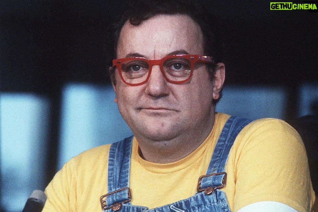 Jason Chicandier - 3.7K Likes - Coluche, évidemment ! Mais…
L’autre jour Gérard Lanvin (que j’adore au demeurant) dit un truc genre « Cette génération c’est de la merde, Coluche, reviens ! ». Honnêtement les générations n’ont rien à voir avec ça, c’est simplement l’outil ! S’il y avait eu les réseaux sociaux à l’époque, Coluche se serait filmé le ionf avec une perche à selfie, comme les autres ! Fin XIXeme quand l’automobile est apparue, les gens étaient debiles et ils écrasaient tout le monde ! Puis 20 ans plus tard est apparu le code de la route et la génération d’après était beaucoup plus sage et empathique ! Voilà c’est une question d’outil ! Le womanizer par exemple évite de nombreux pervers narcissiques et YouPorn de nombreuses dégénérées qui n’en veulent qu’à ton pognon ! D’ailleurs quand on définit les époques depuis l’homme de cro-magnon à aujourd’hui, on précise toujours que ce qui a tout modifié, c’est l’outil !