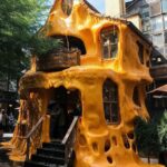 Jason Chicandier Instagram - Même l’architecture stéphanoise commence à changer… tout va se mettre à couler dans cette ville ! Comme on dit au « Rond Poing », la fameuse boîte echangiste « Un coup de raclette et ça repart ! ». Tenez vous prêts demain à 10h ! Bon dimanche mes Empereurs et n’oubliez jamais : On n’est pas des allemands bordel ! #laplusgranderaclettedumonde