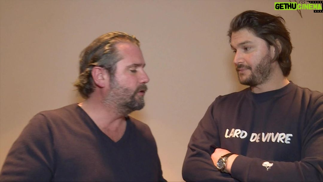 Jason Chicandier - 4.5K Likes - Séquence réelle tournée par les caméras d’M6 de l’époque ! Pourquoi l’interview n’a pas été diffusée ?! Ça restera un mystère ! Le bar à shoutres ! Mathou, quel génie putain !@mathou_cann Images @arrigoniprod @m6officiel