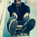 Jason Chicandier Instagram - Être aimé, à tout prix ? On ne va pas s’mentir, on fait saltimbanque pour être aimé. Un truc à compenser sûrement. On veut faire rire tout le monde, donner de la joie et recevoir plein de cœurs en retour. Sérotonine au max, gonflé à bloc. Alors au début quand on a 12 abonnés, ça va…et puis un jour on découvre les premiers commentaires négatifs. Au début je pleurais, je m’enfermais. Mais enfin comment peut-on ne pas m’aimer ? Je tente de faire ricaner. Je ne commets ni meurtre, ni agression, ni attentat ! Oui mais c’est le prix à payer ! Et puis il y a quelques temps, j’ai commencé à apprécier de ne pas être aimé par tous. C’est un désir tellement con ! Heureusement que je déplais ! Y’en a qui aimaient puis n’aiment plus etc.. Mais tant mieux ! Je reste sur une ligne éditoriale (schématiquement anar’ de droite bon vivant) et si ça ne plaît pas et bien c’est la même ! En fait ça a été une putain de thérapie donc les mauvais commentaires je vous dis merci. Pour citer Jean d’Ormesson ce héros « Merci pour les fleurs et merci pour les épines ! ». Et merci à mes Superbes qui m’envoient des messages incroyables (j’aime bien aussi, rassurez vous). Je vous tartine le front de perle de lait mes Empereurs.