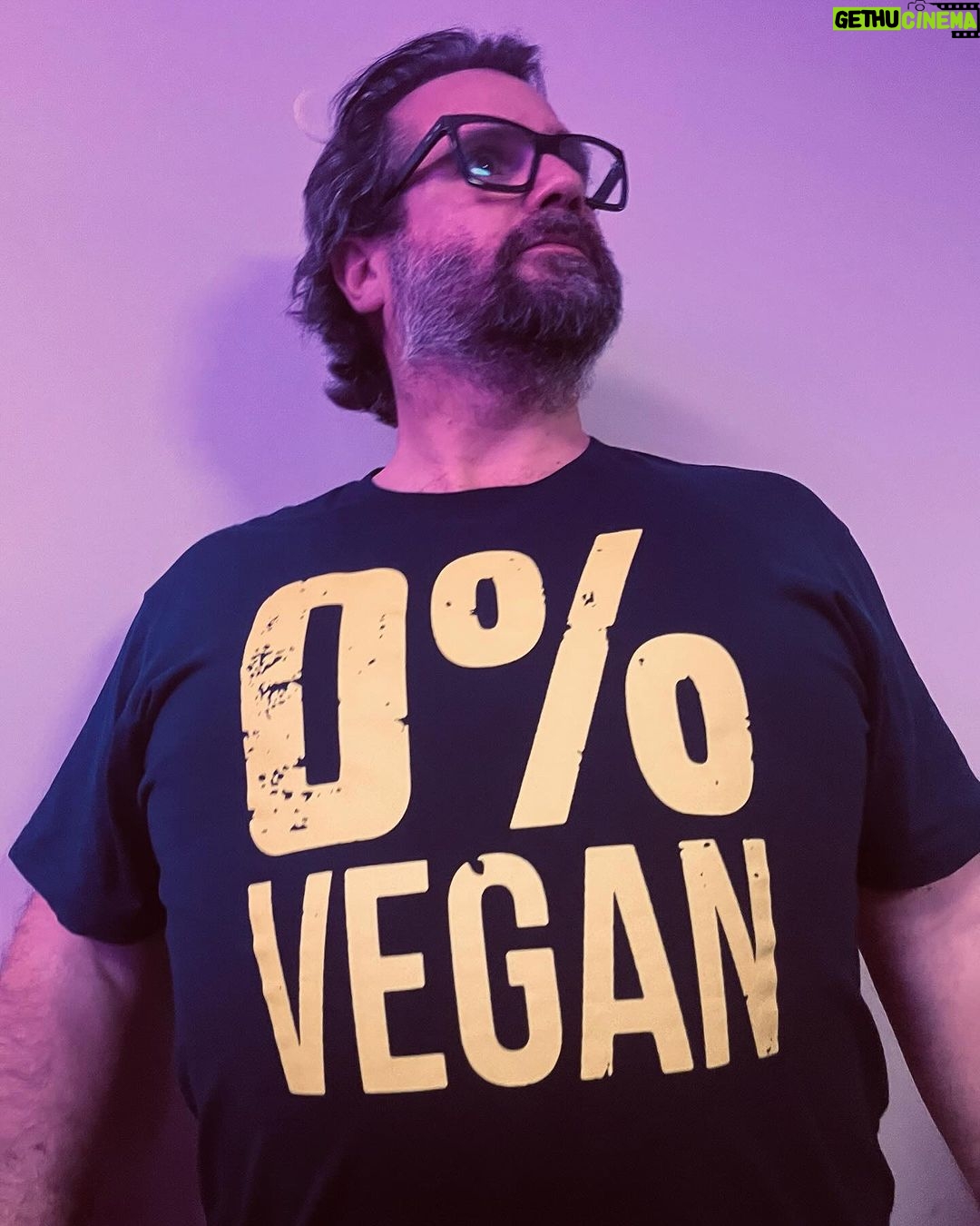 Jason Chicandier - 5.6K Likes - Et oui même le chat aime ses petites croquettes au thon !
C’était ma première de la « 9ème vie du chat », ça a été exceptionnel ! Merci pour l’accueil à Thonon. Ce soir c’est donc ma deuxième à Thonon toujours (oui le chat sait compter aussi, pas con l’animal). Ce nouveau spectacle est parti pour faire du bruit. J’en suis ravi. Comme me disait une élégante russe y’a pas si longtemps « Ce que j’adore chez toi c’est ta sincérité et ton pognon ! ». À ce soir mes cailles aux raisins. @millesimedescopains