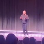 Jason Chicandier Instagram - Spectacle de mon @francoisxavierdemaison à Montpellier : Dix vins ! Ne m’invitez jamais à votre spectacle ! @sellig_humoriste le sait aussi ! Un rire compliqué, on ne sait pas si je ris, si j’imite le Joker ou si j’appelle à l’aide avant de crever ! Quelque part faut y voir un hommage au MC du rire communicatif @dominique_farrugia !