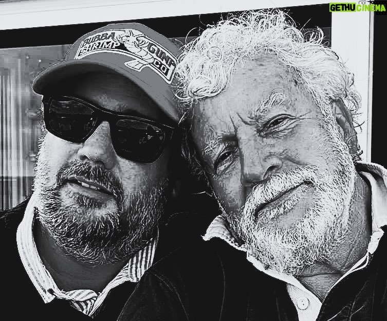 Jason Chicandier Instagram - Les 8 et 9 décembre nous serons à Thonon les bains avec mon Joël ! Joel c’est mon père, mon frère, mon oncle, mon ami surtout ! Celui qui te dit « Garde ta ligne éditoriale ma poule, tu as raison et laisse les pousse-mégots parler ! Tu as le dos large et le cul presque propre ! ». Ce seront les premières de mon nouveau spectacle « La 9ème vie du chat ». Je stresse comme avant ma première colo ! Joel sera à côté, ouvrant des huîtres et devisant sur le monde. Quand il est là, tout va bien ! Il ne reste plus trop de places mais pour les dernières, voici le mail de demandes de places : lemillesimedescopains@gmail.com Des milliers de baisers sur vos boules de Noël. 🎄 @dupuchjoel