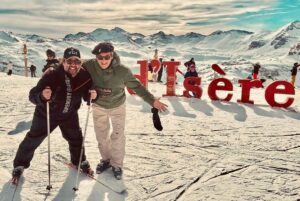 Jason Chicandier Instagram - La saison de ski commence tôt ! C’est normal il faisait 38 degrés y’a 10 jours, là il est tombé 12 mètres dans les Alpes. Le mec de la dameuse  n’a même pas eu le temps d’enlever ses tongs et sa chemise hawaïenne. Normalement en janvier les feuilles vont tomber des arbres et on pourra gentiment se faire dorer les moufles au Grau du Roi par 43 degrés le premier février. C’est pas grave le changement climatique si t’as du pognon, pas de gosse, pas de travail et que t’es bien équipé quoi !! Les hôtels-restaurants ont 4 jours pour faire la saison ! Si vous voulez les sauver, mangez de la raclette des le petit-déjeuner ! Bonne saison de ski à tous. Les profs ESF vont enfin pouvoir à nouveau fourrer de la femme de dentiste en décembre ! On n’y croyait plus ! @valdisere