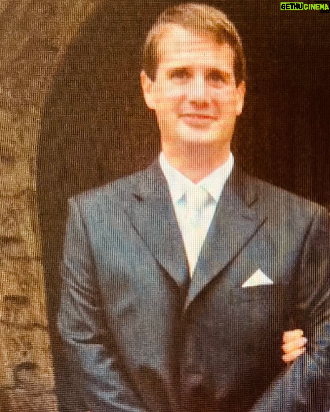 Jason Chicandier - 3.4K Likes - La bourgeoisie chabrolienne !
Fascinante ! À part ! Des univers de « bon papa », « maminette », du manoir de la Gougere, des bonnes ! Ça scrute qui fait quoi, qui va à la messe, qui a réussi, ça attend aussi ! Que ça lève les fourches pour récupérer quelques biens, ça compte comme disait Brel ! Ça sort la porcelaine aussi, ça fomente et ça mijote. Dans la bourgeoisie chabrolienne à l’instar de « Cuisine et dépendance », tout se joue derrière le rideau. Ceux qui ont, ceux qui voudraient et attendent d’avoir et puis toujours le mouton noir. Hors du troupeau. Le mouton noir en dit d’ailleurs souvent très long sur le reste du troupeau. Je pense qu’il nous faut refaire des films chabroliens. Des films de village. Les histoires de famille sont des bijoux de la littérature et du 7ème art ! Y’a bien qu’en ces domaines qu’il s’agit de véritables bijoux d’ailleurs ! Claude Chabrol, tu nous manques !
