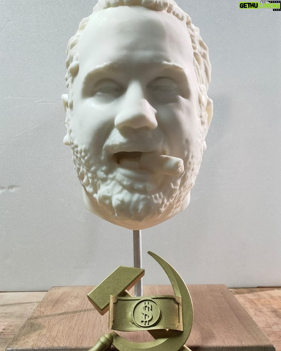 Jason Chicandier Instagram - La remontada les amis ! Merci aux fidèles. Honnêtement j’adorais nos salles remplies de punkaches mais à la longue ça devenait compliqué de tenter de faire marrer un mec en train de se pisser dans les poils. Y’a eu une phase de transition. Certains ont quitté le navire, je comprends…mais désormais je m’éclate ! Série, cinoche, mes petites émissions, les spectacles, les événements ! Enfin je sais pourquoi j’en ai chie ! Les salles sont à nouveau pleines, on s’éclate comme des gros batards. Plein de trucs sympas à vous montrer prochainement ! Du beau et du très très degueulasse (on a un ADN merde). Ce buste a été fait dans le cadre d’un pilote d’une série « Dragonal » où avec Mathou nous incarnons les gérants d’un centre d’addictologie avec pour seul leitmotiv que les patients ne guérissent jamais ! Passez un excellent week-end mes canards, je vous aime d’amou ! @mathou_cann @6tron_ @matschalk @allezpetitrouge @edgar_yves